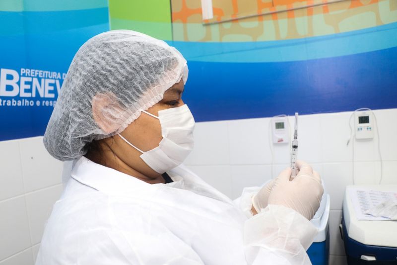 Benevides começa a vacinação contra a Covid <div class='credito_fotos'>Foto: Divulgação &nbsp;&nbsp;|&nbsp;&nbsp; <a href='/midias/2021/originais/7206_b0ba87e6-e354-ab7a-badb-08fe12bbac0c.jpg' download><i class='fa-solid fa-download'></i> Download</a></div>