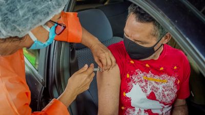 notícia: Dia D da vacinação contra a covid-19 em idosos de 60 anos em Benevides é marcada por emoção.