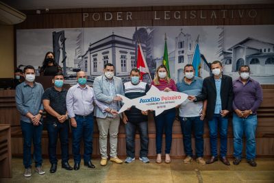 notícia: Prefeitura de Benevides concede auxílio financeiro para peixeiros do município