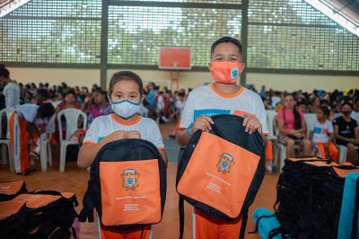 notícia: Alunos da Rede Municipal de Benevides recebem uniforme e kit escolar 