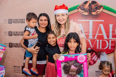 notícia: Prefeitura de Benevides entrega cerca de 8 mil brinquedos para as crianças da Rede Municipal 