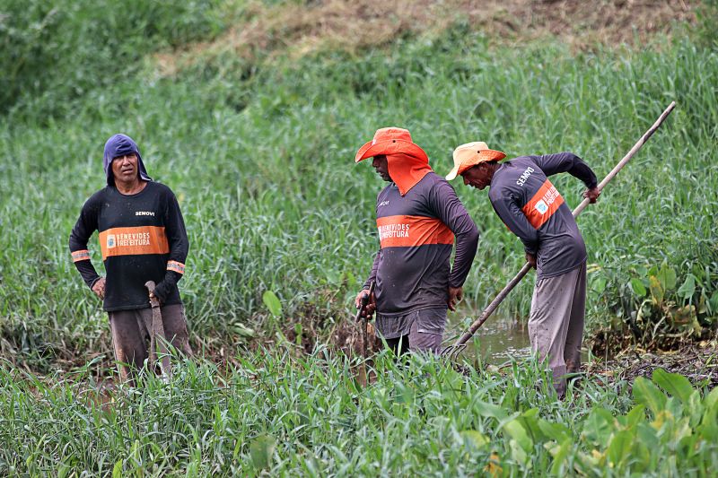 LIMPEZA DO IGARAPÉ QUEBRA GALHO <div class='credito_fotos'>Foto: Márcio Souza &nbsp;&nbsp;|&nbsp;&nbsp; <a href='/midias/2024/originais/7745_96cde45a-1cb6-bd5c-06a2-1eb2e867be5c.jpg' download><i class='fa-solid fa-download'></i> Download</a></div>