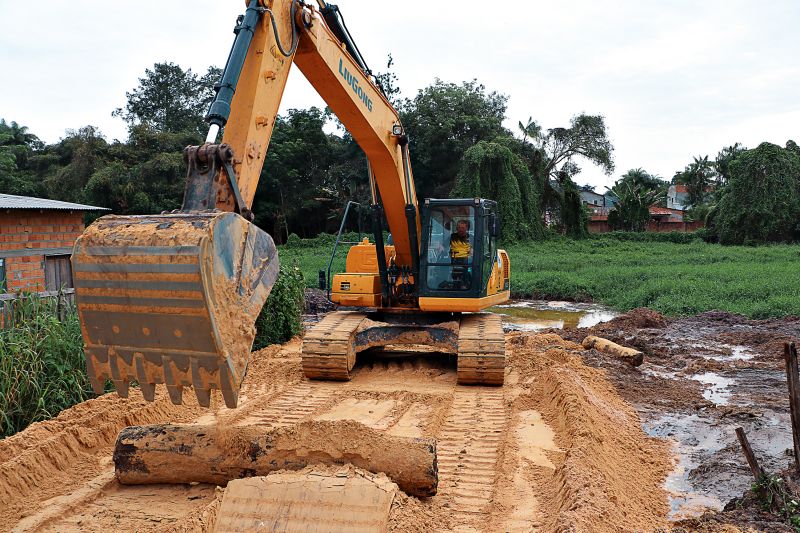 LIMPEZA PROFUNDA DO IGARAPÉ <div class='credito_fotos'>Foto: Márcio Souza &nbsp;&nbsp;|&nbsp;&nbsp; <a href='/midias/2024/originais/7756_267bd11a-c3a5-cc82-2674-25405e53d4b6.jpg' download><i class='fa-solid fa-download'></i> Download</a></div>