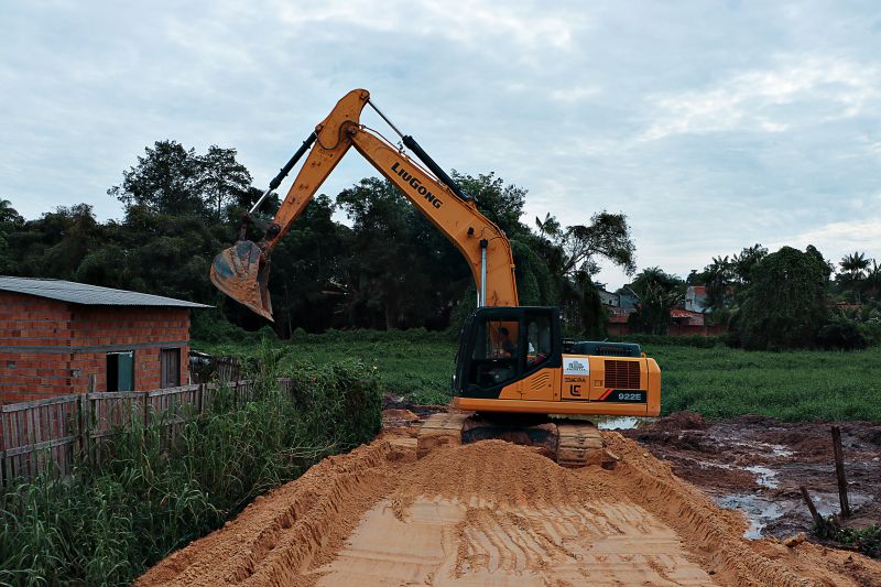 LIMPEZA PROFUNDA DO IGARAPÉ <div class='credito_fotos'>Foto: Márcio Souza &nbsp;&nbsp;|&nbsp;&nbsp; <a href='/midias/2024/originais/7756_c1051382-7dc9-e7ca-863b-e65bd853adfe.jpg' download><i class='fa-solid fa-download'></i> Download</a></div>