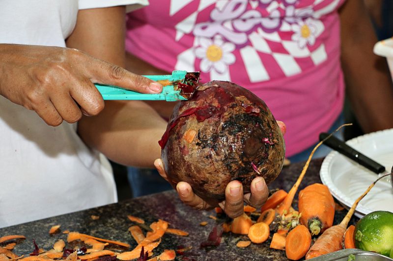 Manipulação de alimentos ESCOLA FIORE ENTREGA DOS CERTIFICADOS <div class='credito_fotos'>Foto: Márcio Souza &nbsp;&nbsp;|&nbsp;&nbsp; <a href='/midias/2024/originais/7809_b15f4a1b-f3fe-d3b7-d442-07be73eaeb90.jpg' download><i class='fa-solid fa-download'></i> Download</a></div>