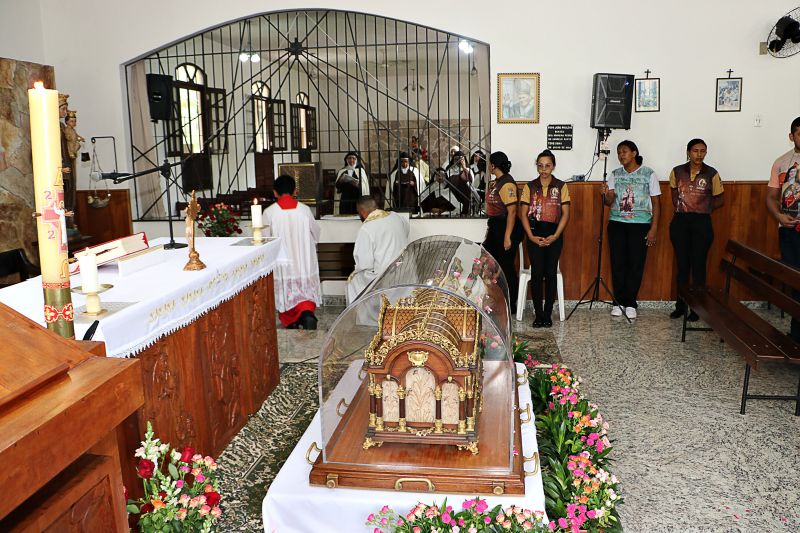 Visita de Relíquias da St Terezinha- Carmelo <div class='credito_fotos'>Foto: Márcio Souza &nbsp;&nbsp;|&nbsp;&nbsp; <a href='/midias/2024/originais/7850_107ac987-9392-f52b-44eb-3893d564290f.jpg' download><i class='fa-solid fa-download'></i> Download</a></div>