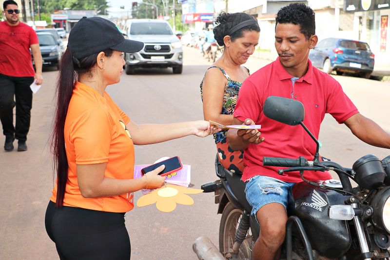 Panfletagem no Centro comercial <div class='credito_fotos'>Foto: Márcio Souza &nbsp;&nbsp;|&nbsp;&nbsp; <a href='/midias/2024/originais/7938_3d026f3a-a373-abbe-de9f-07ec880375fa.jpg' download><i class='fa-solid fa-download'></i> Download</a></div>