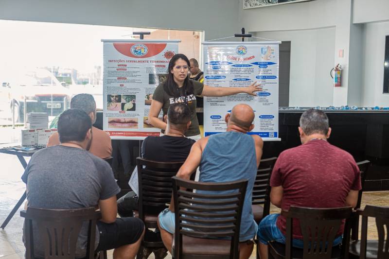 Motoristas participam de palestras e recebem informações sobre como cuidar melhor da saúde