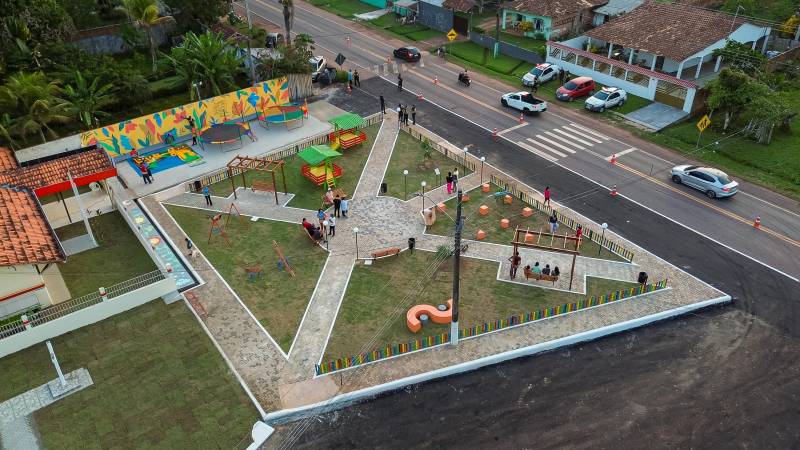 Vista aérea da Praça Laudelino Conceição da Silva em frente à Escola Municipal Alacid Nunes