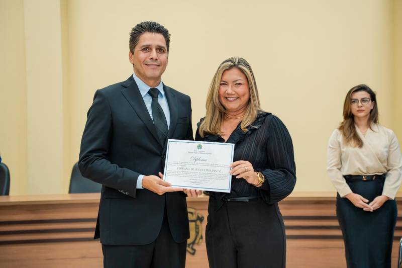 Juiz eleitoral entrega o diploma à Vice-Prefeita reeleita, Edivana Lima