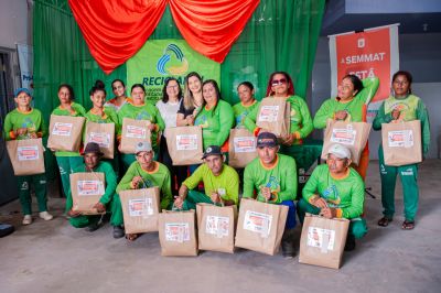 notícia: Prefeitura de Benevides faz a entrega de novos uniformes para cooperados da RECICLABEN