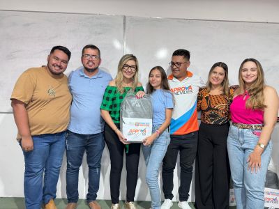 notícia: Prefeitura entrega kits de estudo para alunos do Aprova Benevides