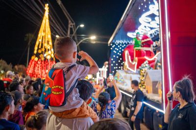 notícia: Caravana iluminada encanta Benevides com a magia do Natal