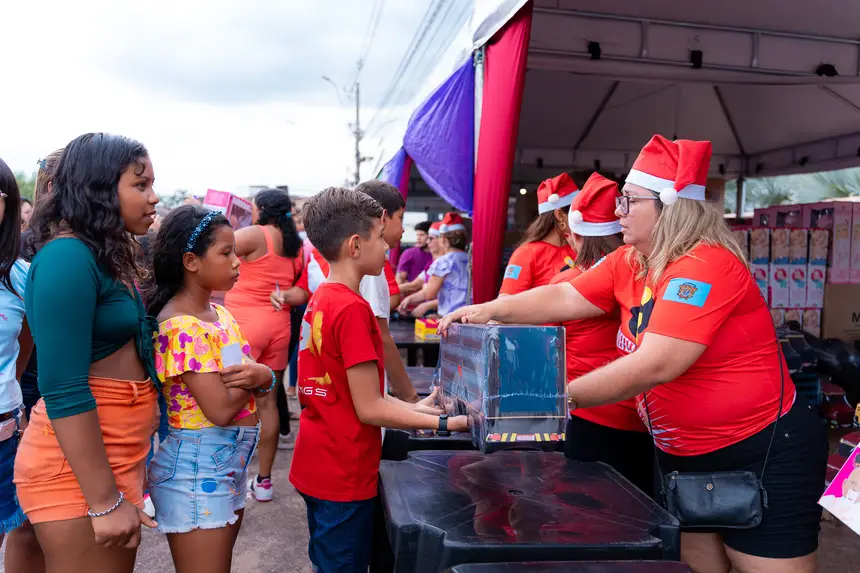 A Prefeitura montou tendas para que cada criança matriculada na rede pública recebesse seu brinquedo.