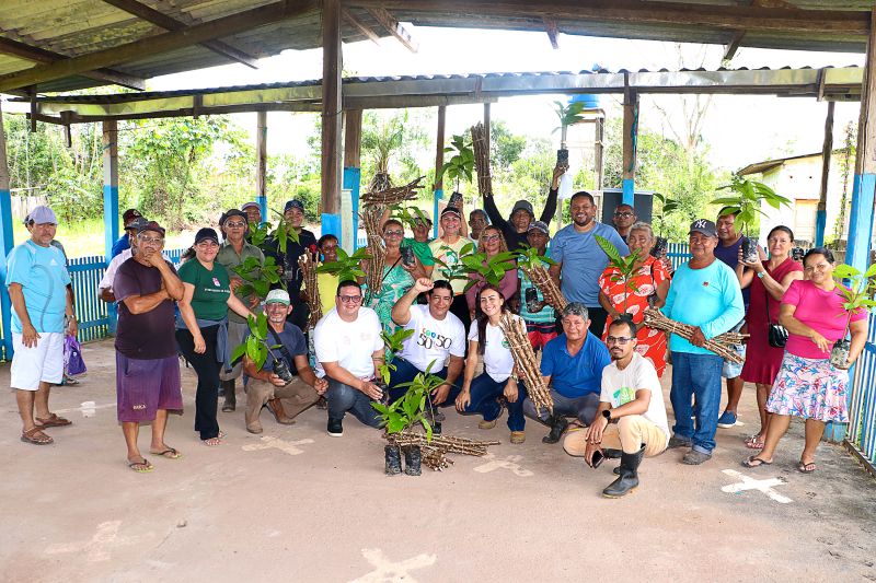 Oficina de Mandiocultura SEMAT <div class='credito_fotos'>Foto: Márcio Souza &nbsp;&nbsp;|&nbsp;&nbsp; <a href='/midias/2025/originais/8096_fe9e7512-bc95-8f72-2c37-a44e836fe7db.jpg' download><i class='fa-solid fa-download'></i> Download</a></div>