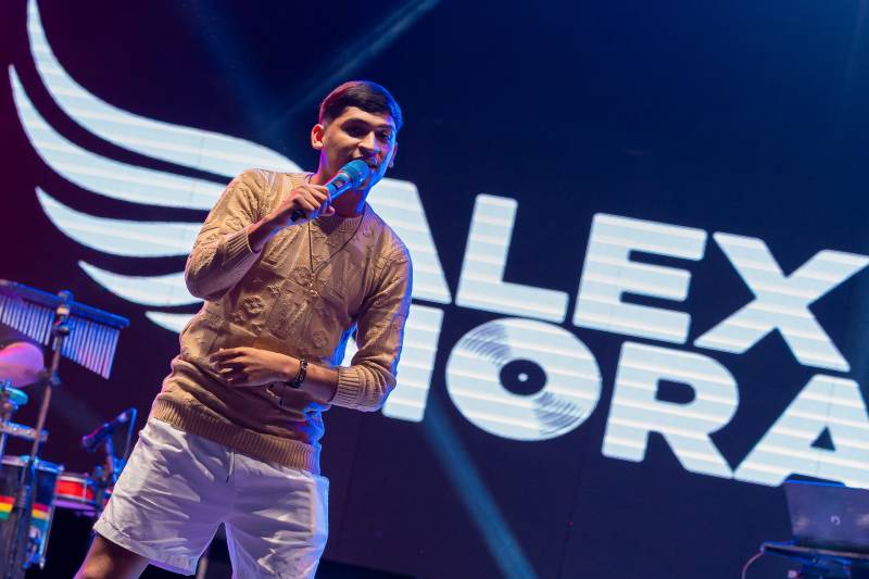 Sassaricando 2025 estreia com sucesso e lota arena cultural