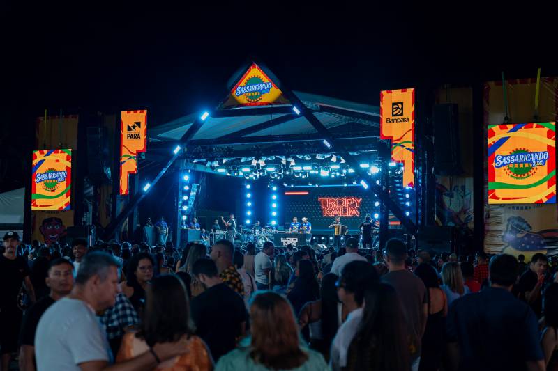 Sassaricando 2025 estreia com sucesso e lota arena cultural