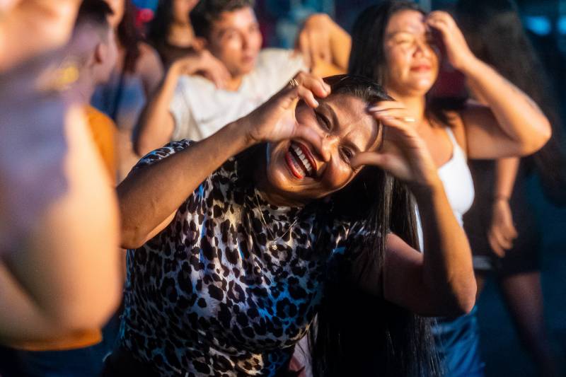 Sassaricando 2025 segue arrastando multidões na segunda noite do maior São João do Pará