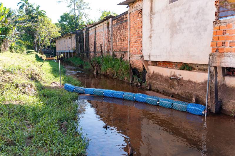 Feita com galões, redes e cordas, a inteligência da Ecobarreira está em sua simplicidade: ela flutua, se adapta e, com a força da correnteza, direciona todo o lixo para a margem.