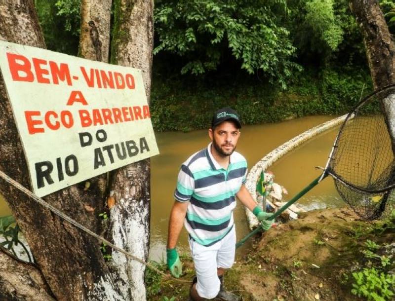 A ecobarreira foi criada em 2016 por Diego Saldanha, morador de Colombo (PR), como forma de retribuir ao rio Atuba, onde cresceu. 