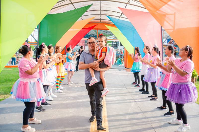 Educadores se organizaram com muito carinho para receber os alunos, transformando a volta às aulas em uma grande celebração