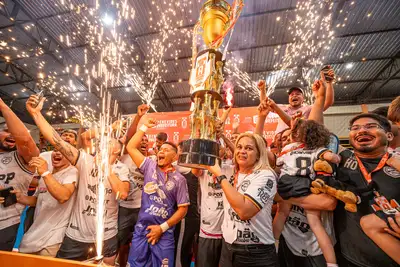 notícia: Série A de Futsal Masculino encerra temporada com ginásio lotado e Cachorrões campeão