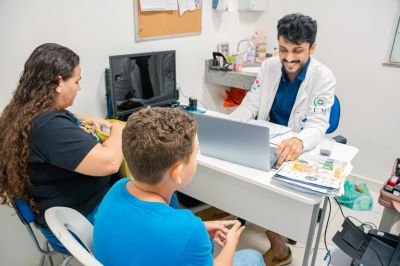 notícia: Prefeitura realiza ação Fila Zero com atendimento especializado em neurologia pediátrica para crianças autistas em Benevides