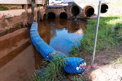 notícia: Benevides instala primeira Ecobarreira no Pará para Combater Poluição do Rio Benfica