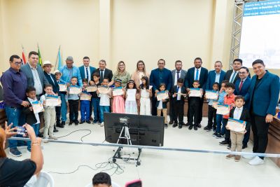 notícia: Benevides, Cidade da Primeira Infância, coloca crianças nas cadeiras de Prefeita, Vereadores e Secretários Municipais para construir o futuro.