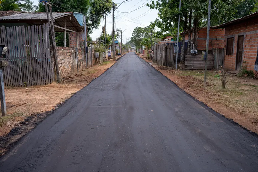 Rua Norma Velasco recebe asfalto e nova iluminação, beneficiando moradores