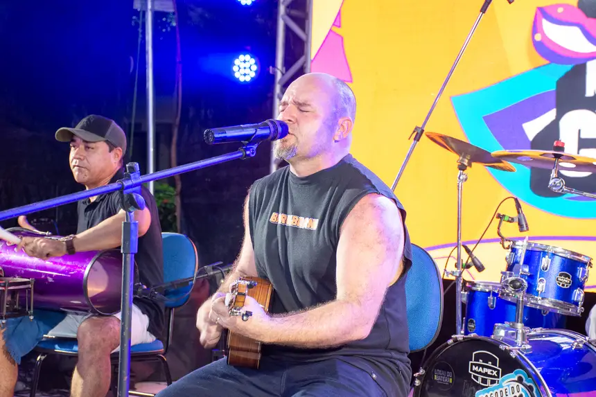 Victor Viegas levou samba ao palco e empolgou o público