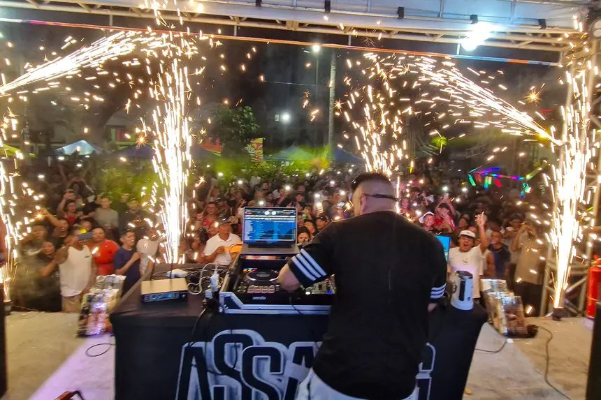 DJ Assayag manteve a energia em alta na praça central, com um set animado que embalou os foliões do início ao fim