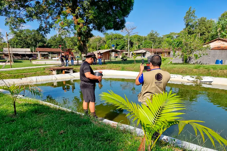 Bastidores da reportagem especial da TV Record - Record News sobre o potencial turístico e econômico de Benevides gravada no último dia 14 de Julho em diversos pontos do município.

O especial irá ao ar (em breve) na TV Record Belém e na Record News <div class='credito_fotos'>Foto: Márcio Souza &nbsp;&nbsp;|&nbsp;&nbsp; <a href='/midias/2026/originais/20260714133933-GF00009476-F00119756.webp' download><i class='fa-solid fa-download'></i> Download</a></div>