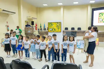 notícia: Empreend’Arte levou a leilão a beleza e o valor de telas pintadas por crianças benevidenses  